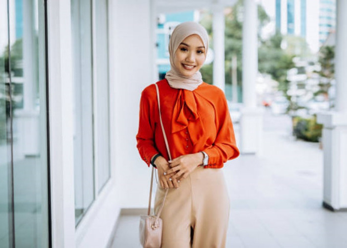 Inspirasi Outfit Wanita Datang ke Wisuda Teman, Beri Kesan Sopan dan Fashionable