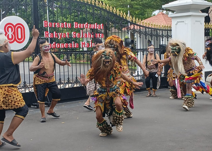 Aksi Teatrikal Seniman Yogyakarta Tolak Pilkada Lewat DPRD di Depan Gedung Agung