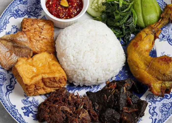 Menelusuri Lezatnya Nasi Tempong yang Pedasnya Menampar Primadona yang Bikin Nagih