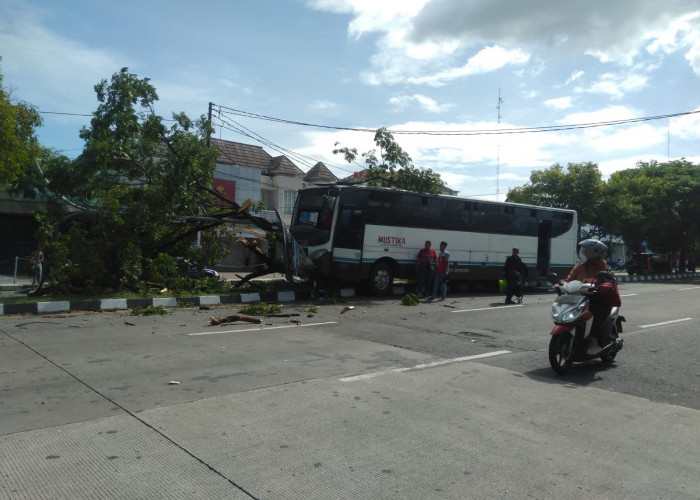 Hindari Motor, Bus Tabrak Lampu Jalan di Ringroad Selatan Bantul 