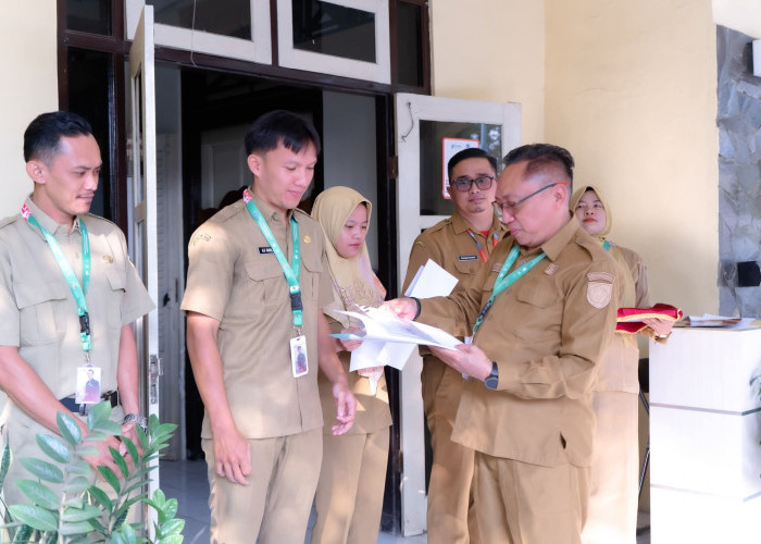 Sabet 4 Medali Porsenitas Kunci Bersama, Kepala Dinkesda Brebes Berikan Penghargaan 4 Karyawan Berprestasi