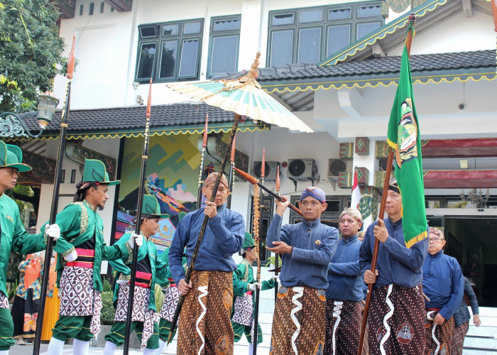 Berusia Lebih dari Seabad, Tombak Pusaka Keraton Kyai Wijaya Mukti Era Sri Sultan HB VIII Kembali Dijamas