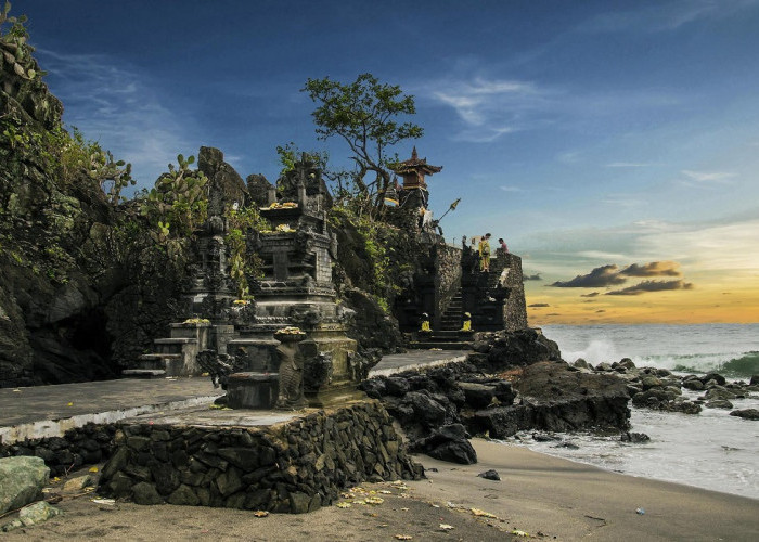 Wisata Pura Batu Bolong di Lombok: Pemandangan Alam Indah dengan Arsitektur Unik, Cek Disini