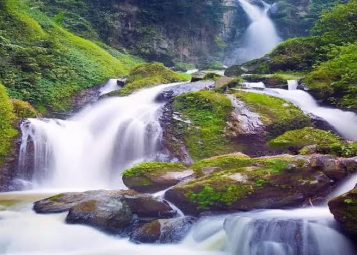 Sarana Rilekskan Pikiran, Simak Wisata Terbaru 2024 Air Terjun Sikulikap Dikelilingi Hutan Tropis