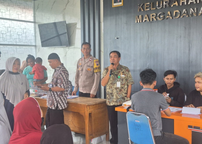 Pembagian Bantuan Beras dari Kantor Pos untuk 1202 KPM di Margadana Kota Tegal Teratur
