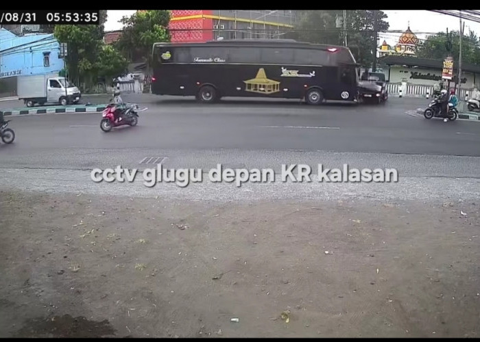 Pick Up Ditabrak Bus, Ringsek dan Nyemplung Parit, Pengendara Selamat
