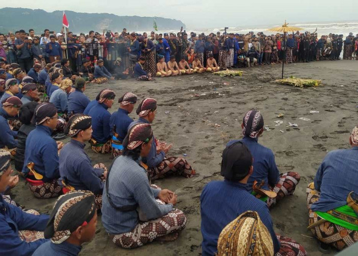 Kraton Ngayogyakarta Gelar Labuhan Parangkusumo, Wujud Syukur Kepada Tuhan Yang Maha Esa