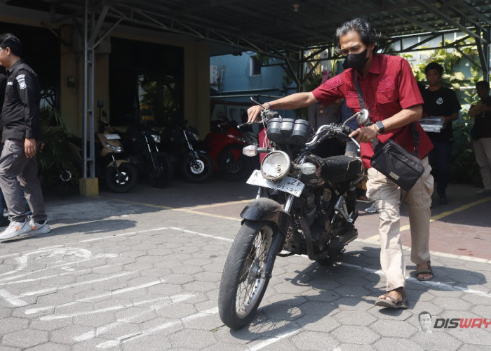 Pencuri Motor Klasik Tertangkap Saat Dorong Motor Curian di Parkiran Toko Batik Jogja