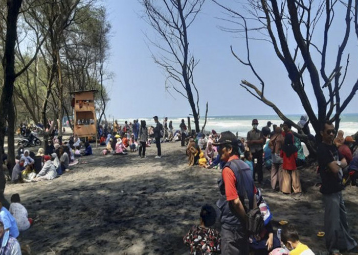 Perayaan Malam Tahun Baru, Pantai Goa Cemara Dipadati Oleh Ribuan Wisatawan