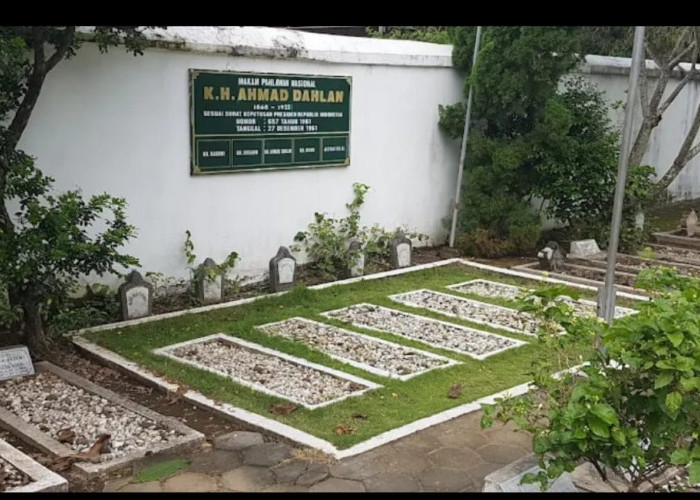 Pendiri Muhammadiyah Beristirahat dalam Kesederhanaan di Makam Karangkajen, Ditemani Lantunan Azan Lima Kali 