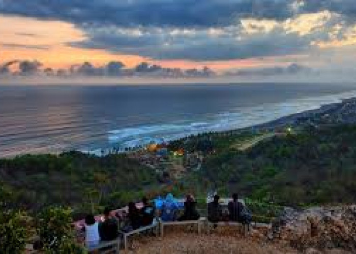 Menjelajahi Keindahan Alam Tempat Liburan Akhir Tahun, Menikmati Senja Bukit Paralayang Watugupit