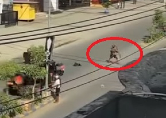 Seorang Pendukung Lukas Enembe Nekat Hadang Mobil Brimob Nyaris Ditabrak, Videonya Beredar