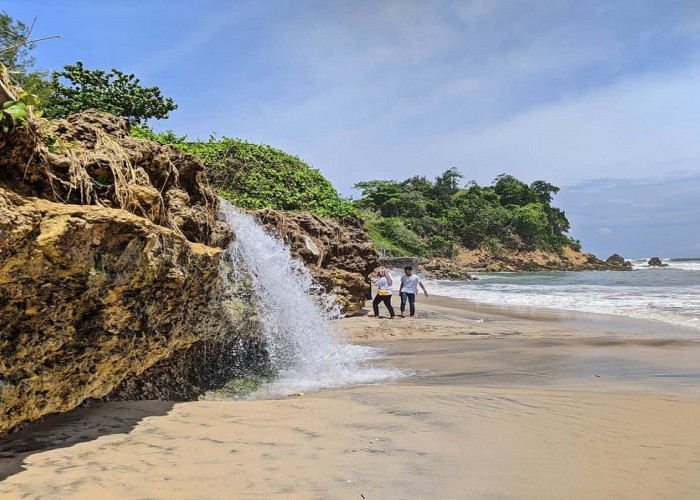 Deburan Ombak yang Menenangkan, Simak 5 Rekomendasi Wisata Pantai Hits di Tulungagung yang Menarik