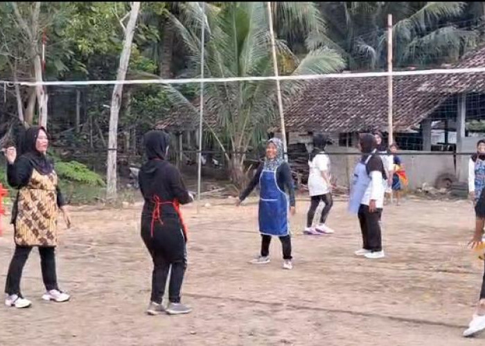 Ibu-Ibu Siwates Main Voli Pakai Celemek, Rayakan Hari Ibu dengan Cara Unik