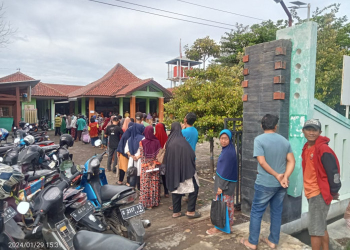 Pembagian Beras Bantuan Pangan dari PT Kantor Pos di Kota Tegal Semrawut