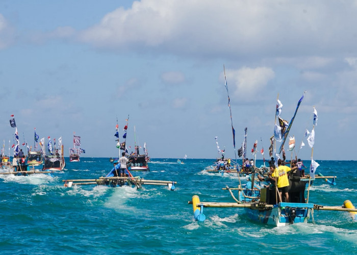 Larung Sesaji Warnai Sedekah Laut Sadeng 2026, Simbol Syukur Nelayan atas Rezeki dari Laut