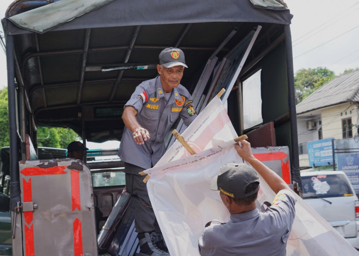 Satpol PP Pemkot Yogyakarta Tertibkan Ratusan APK Yang Melanggar Aturan