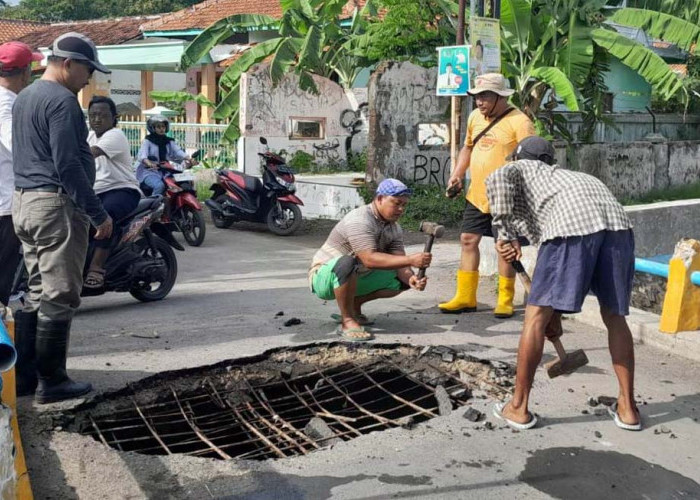 Warga Kelurahan Krandon Kota Tegal Swadaya Perbaiki Jembatan