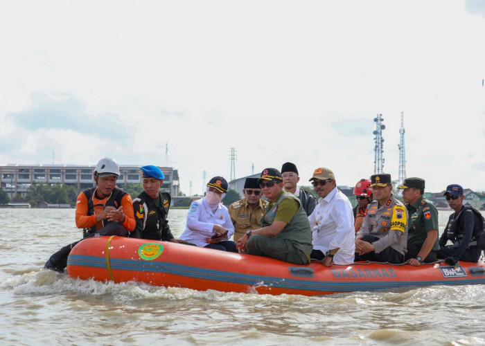 Tinjau Banjir Jepara dan Demak, Pj Gubernur Jateng Minta Tanggul-Tanggul Sungai Dievaluasi