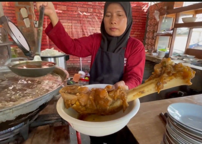Soto Brakot di Sleman, Tawarkan Keunikan Menikmati Soto Sambil Menikmati Brakotan Tulang dan  Daging Sapi