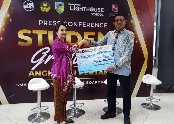 Bank Mandiri Taspen Serahkan Mesin Air Siap Minum ke SMA Dharma Wanita 1 Pare, Kampanye Go Green di Sekolah