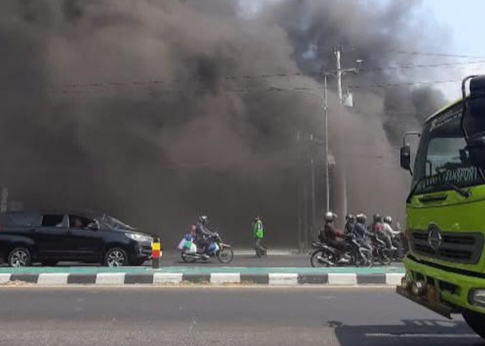 Supermarket Bangunan Trans Home Berbah Sleman Terbakar, Lalu Lintas Jogja-Solo Tersendat