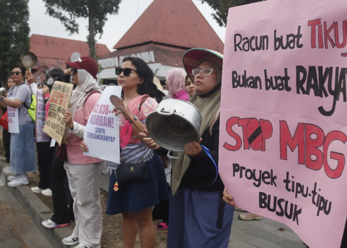 Emak-emak Tabuh Panci Jalan dari Tugu ke UGM, Desak Evaluasi MBG dan Soroti Bencana