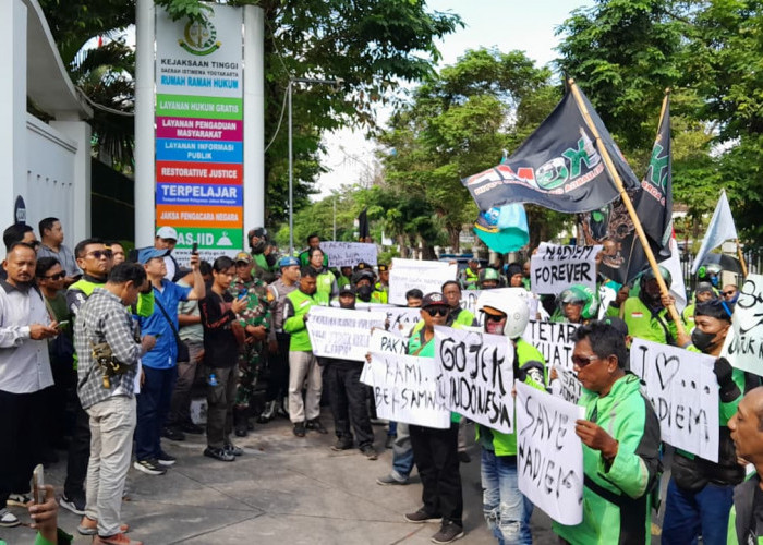 Aksi Bela Nadiem Makarim Digelar di Yogyakarta, Ratusan Driver Gojek Datangi Kejati DIY