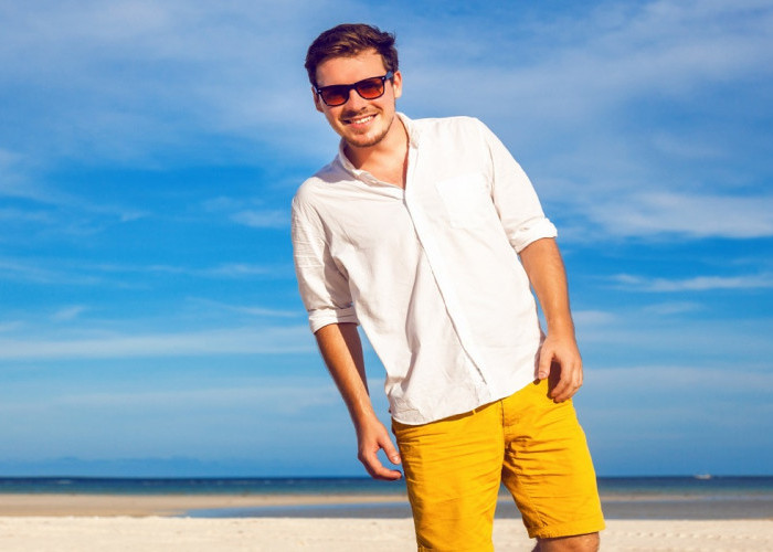 Tampil Stylish saat Liburan, Intip 5 Rekomendasi Outfit Pantai untuk Pria di Tahun 2025