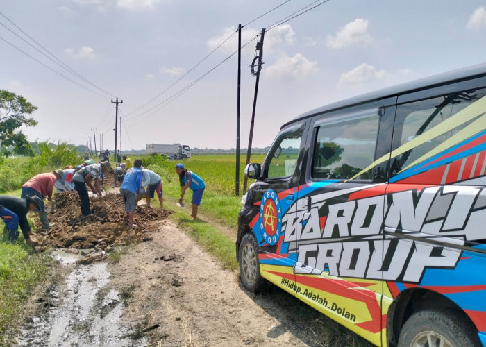 Petani Keluhkan Jalan Antar Desa Rusak, Baront Grup Inisiatif Swadaya Tambal Jalan Berlubang Songgom