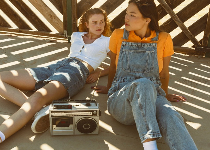 10 Ide Outfit Terbaik yang Punya Nuansa 90an, Simpel Elegan dan Versatile untuk Berbagai Acara