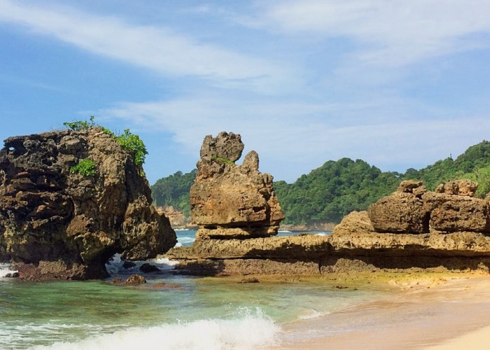 Pesonanya Bikin Jatuh Cinta, Simak 5 Pilihan Wisata Pantai Paling Indah di Malang