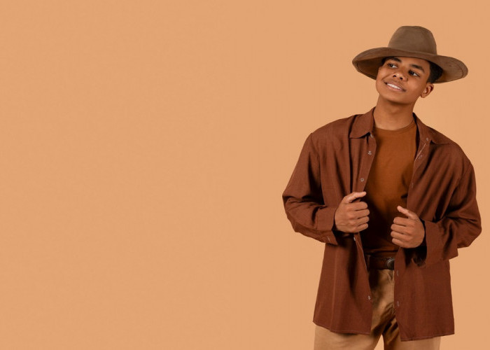 Dari yang Minimalis hingga Formal, Simak 5 Inspirasi Outfit Celana Coklat untuk Pria yang Ngetren di 2025