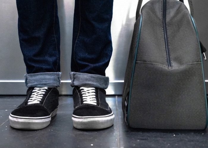 Tunjang Penampilan Setiap Hari, Simak 10 Rekomendasi Sneakers yang Cocok untuk Kerja