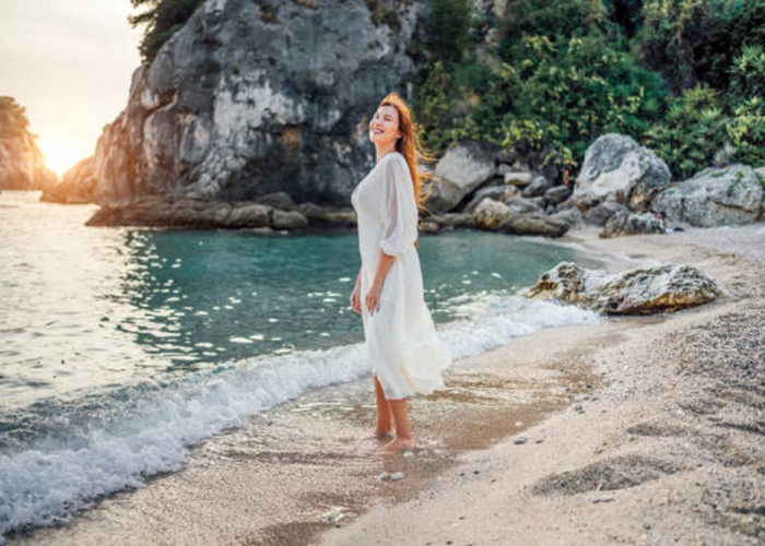 Dari Rok Jeans Hingga Midi Dress, Inilah Ide Outfit ke Pantai yang Nyaman dan Stylish untuk Wanita