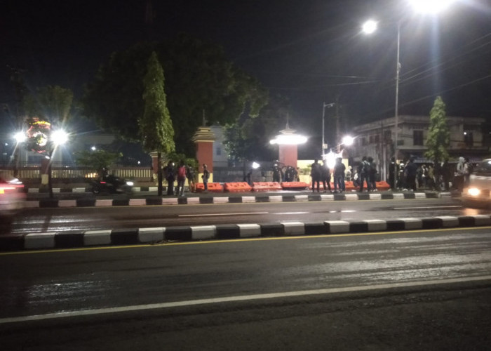 Ratusan Massa Geruduk Polda DIY, Pagar Sisi Timur Sempat Dijebol