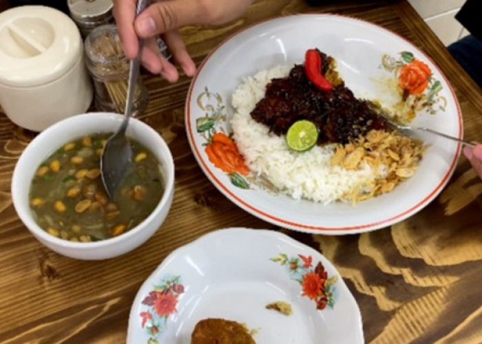 Kulineran Soto Legendaris di Bandung Murah dengan Isian Melimpah dan Rasa Juara!