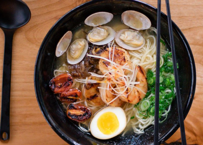 Memanjakan Lidah Menjelajahi Kehangatan Semangkuk Ramen di Sudut Semarang 