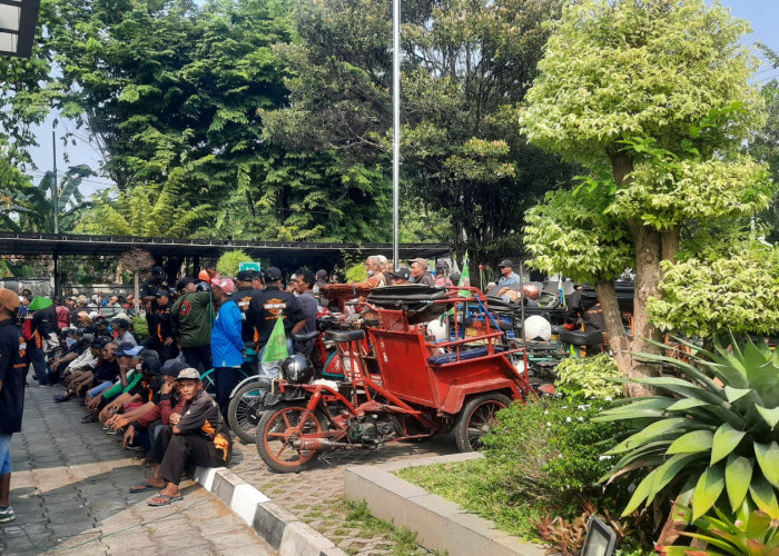 Pengemudi Becak Motor Geruduk Dishub DIY, Tolak Penutupan Akses Malioboro Saat Akhir Pekan