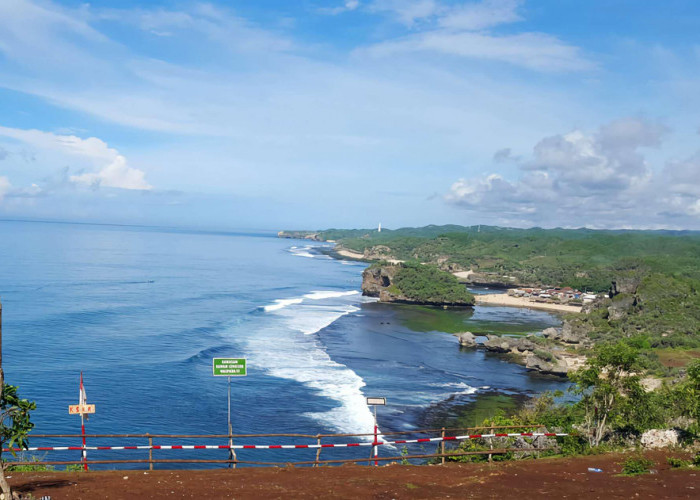 Panorama di Atas Puncak Kosakora yang Menyuguhkan Langsung Keindahan Eksotis Pantai Drini 