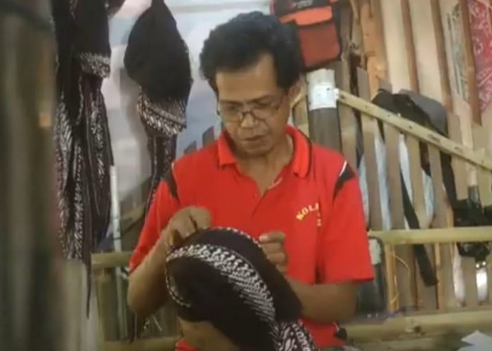 Merawat Tradisi dari Balecatur, Tangan Terampil Puji Raharjo Memproduksi Blangkon Jawa