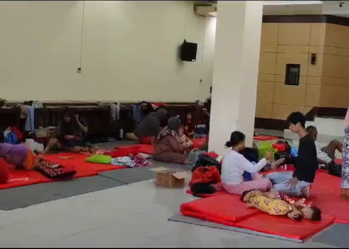 Banjir Brebes, 50 Orang Mengungsi di Gedung DPRD setelah Dievakuasi Pakai Parahu Karet