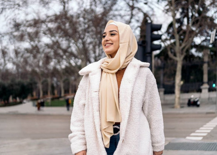 Tampil Maksimal dan Stylish dengan OOTD Outer Putih Hijab, Cek Disini