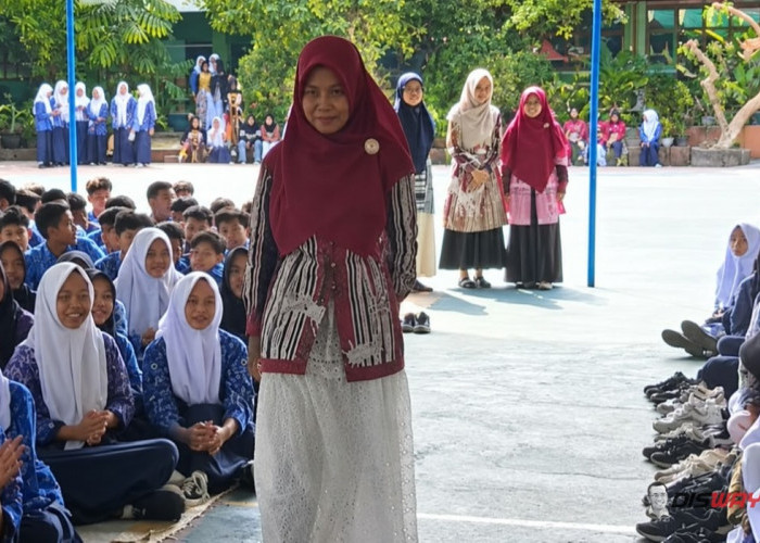 Menarik dan Seru, Biasanya Melihat Siswa Tampil, Kini Kepala, Guru dan Karyawan MTsN 8 Sleman Jadi Model Batik