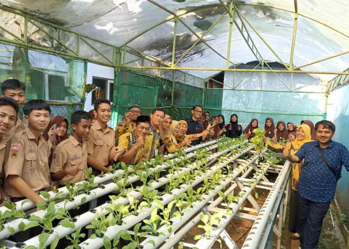 SMAN 1 Bumiayu Belajar Teknologi Hidroponik dan Digital Farming IPB