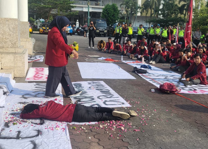 Bawa Taburan Bunga, Ratusan Massa IMM DIY Sebut Situasi Negara Sedang Tidak Baik-Baik Saja