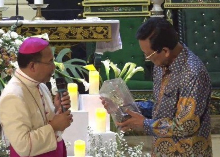 Ulang Tahun ke-80, Sultan Diberi Kado Replika Tongkat Uskup Agung