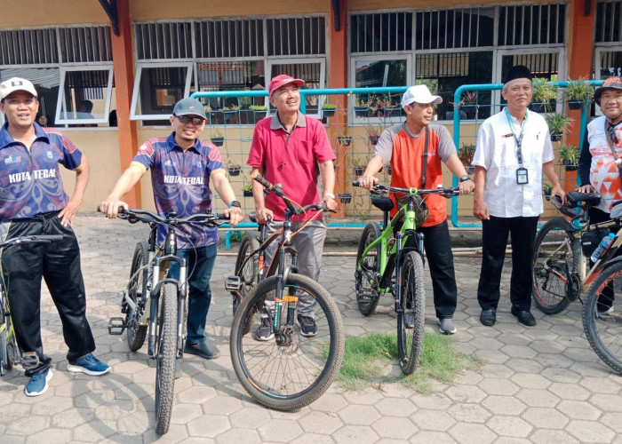 Naik Sepeda, Kepala Dinas Dikbud Fahmi Kunjungi Pembangunan Sarpras SMPN 11 Kota Tegal