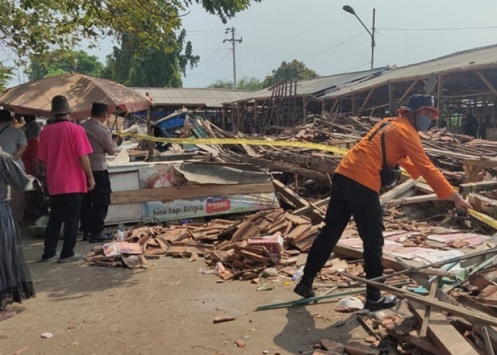 Pasar Darurat Krempyeng Wiradesa Pekalongan Ambruk, 4 Pedagang dan 3 Sepeda Motor Tertimpa Reruntuhan