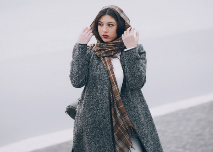 Elegan dan Berjiwa Muda, Simak 5 Tips Jitu Memakai Scarf untuk Paduan Gaya Busana Makin Stylish